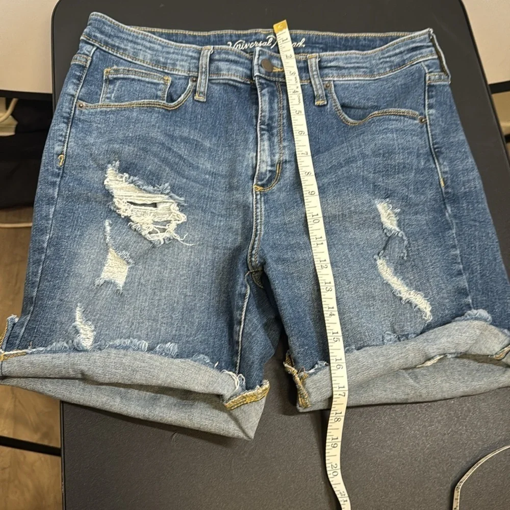 Universal Threads Cut off shorts. Size 14/32R. Stretchy material.